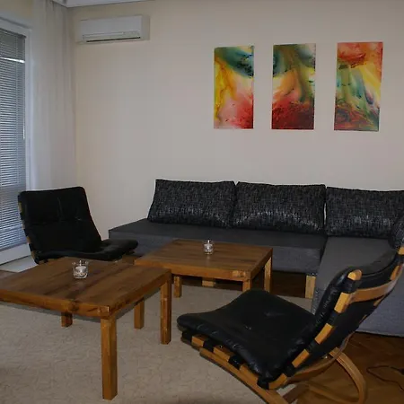 Danis Fewo House דירה